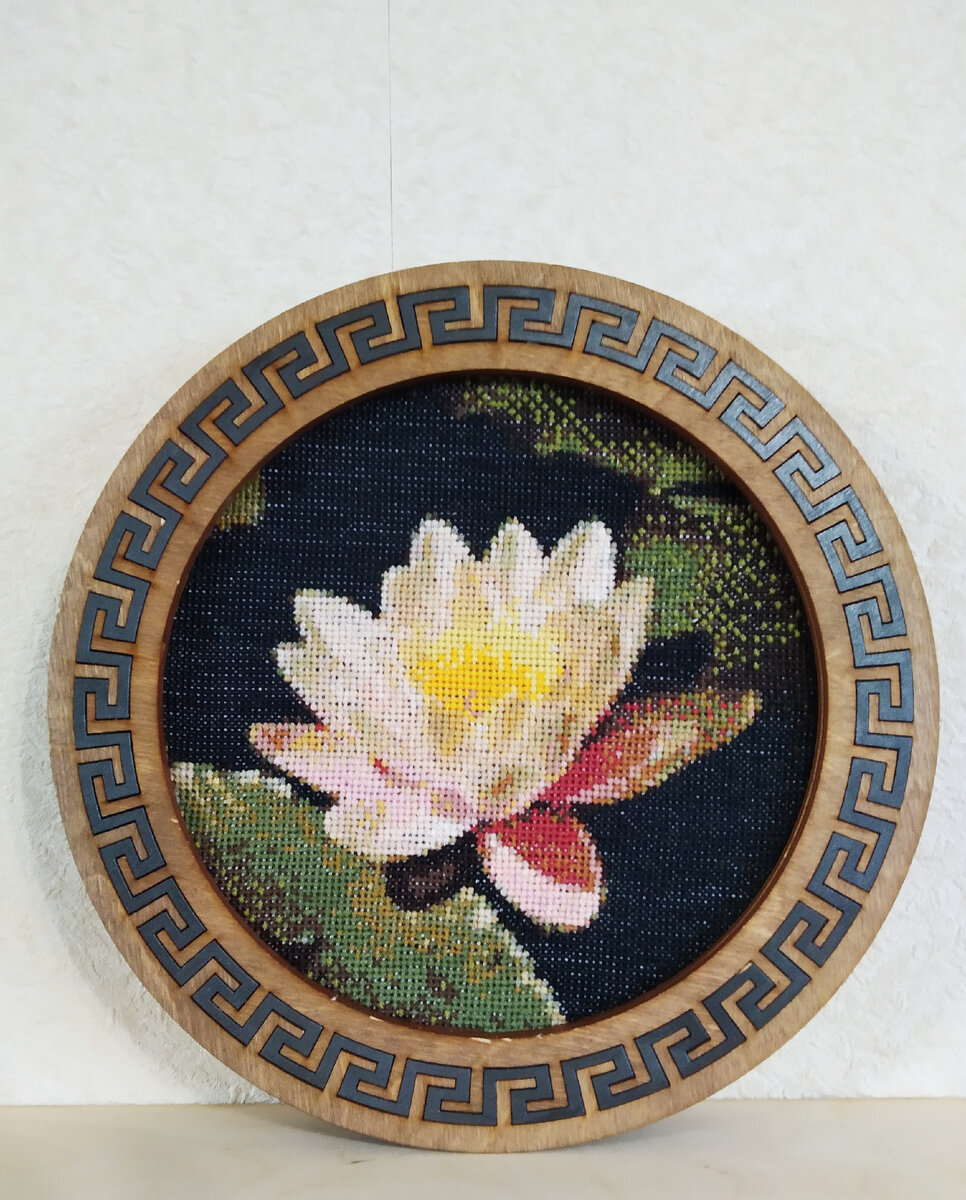 Вышивка крестиком по фотографии. Прекрасная кувшинка из парка санатория Форос