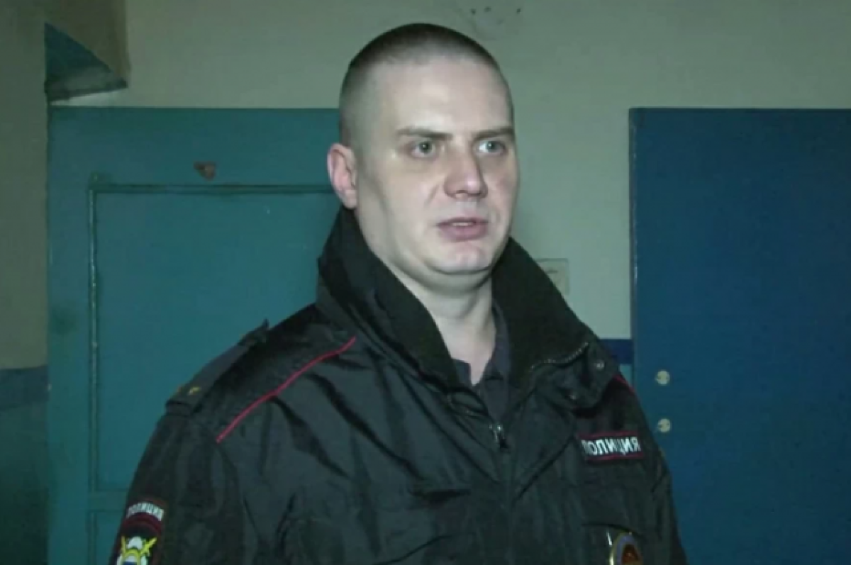    Полицейского из Архангельской области наградили за спасение людей из пожара