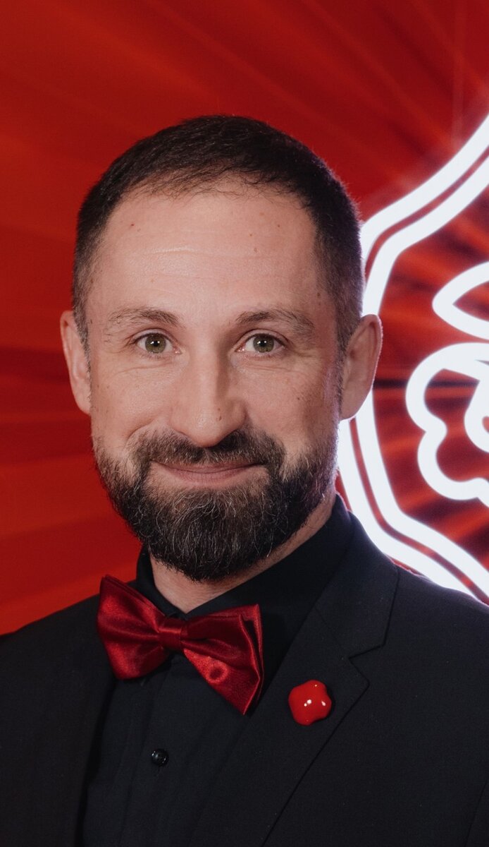  Сергей Хачатурян, Старший тренинг-менеджер брендов Shiseido и Issey Miyake.