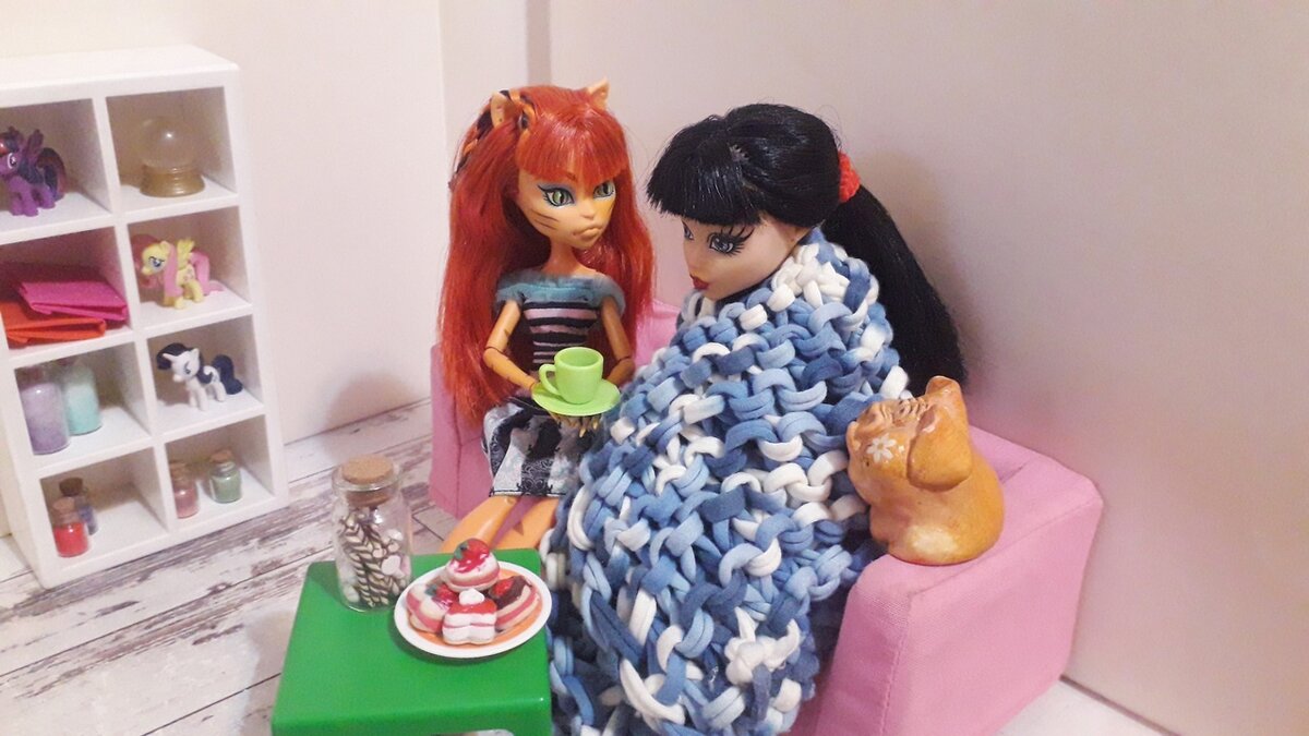 На столе столько вкусного, но есть не хочется - мы заболели.