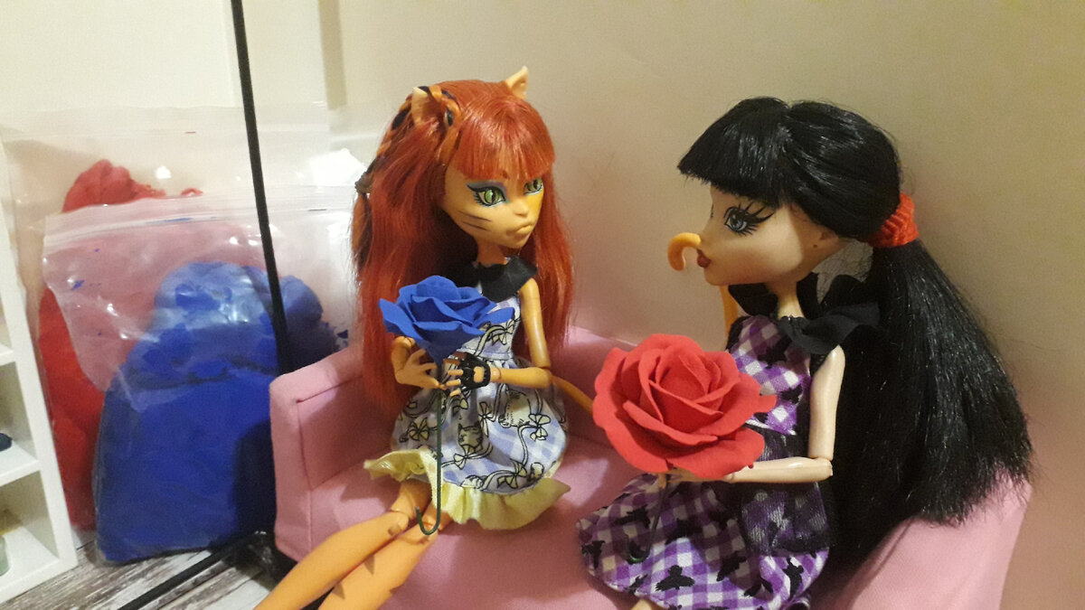 Мы слепили 60 роз для флага России - это 2,5 % от общего количества цветов (всего было 2253 розы). Это наш личный рекорд, ведь летом прошлого года мы слепили 15 роз, 1% от флага (всего было 1227 роз) 