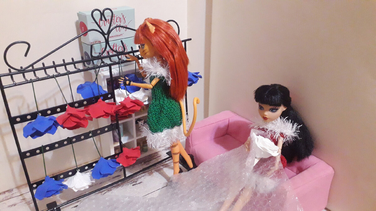 Сначала мы слепили 43 розы, но потом нам подарили глину от магазина clay-flowers.com - и мы продолжили лепить