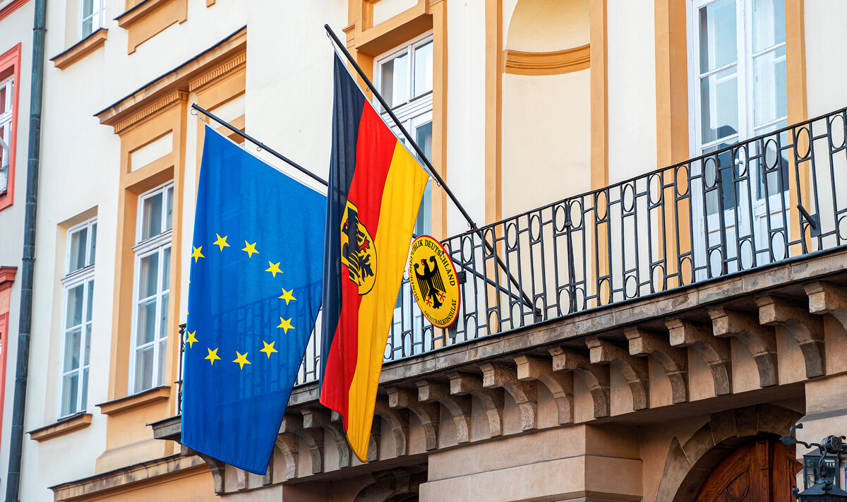 С 12 сентября 2022 года ЕС приостановил соглашение об упрощённом визовом режиме для россиян.Фото: creativeneko / Shutterstock.com