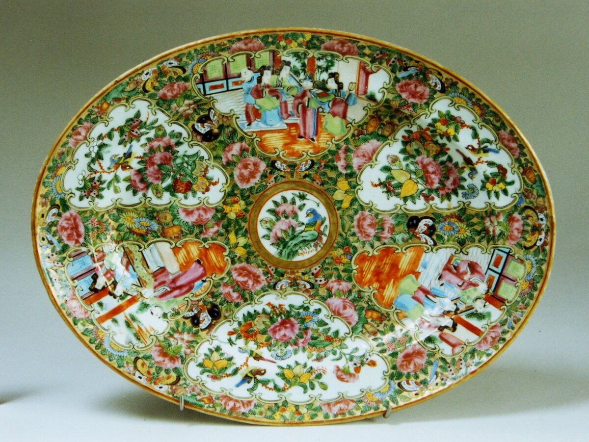 Блюдо. Китай. 1860–1870-е. Длина 34,8 см. Омский областной музей изобразительных искусств имени М.А. Врубеля / К 2459. Госкаталог: 44427957. Закупка 1997 года