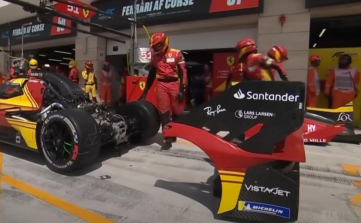 Попытка починить Ferrari 499P #51 после отлёта заднего крыла