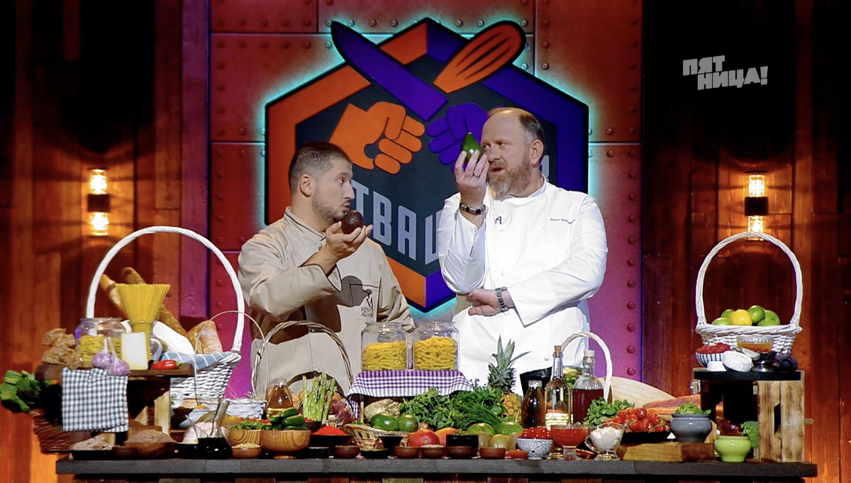 Ренат и Константин показывают, из чего предстоит готовить финалистам битвы шефов - из авокадо