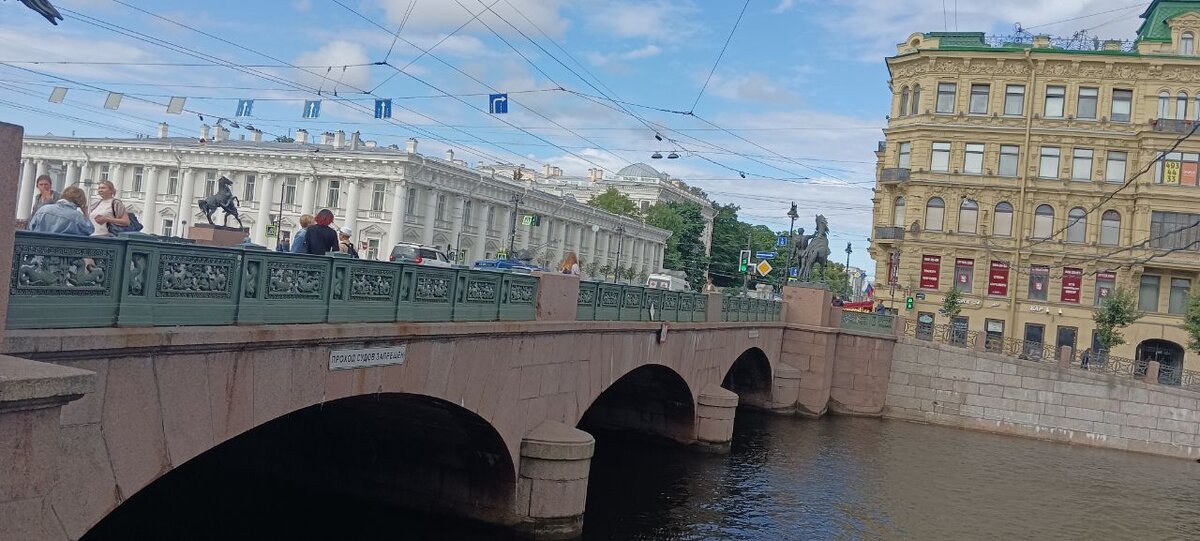 Прогулка по Невскому). 