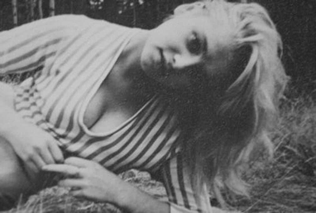 Согласитесь, красивой женщиной быть нелегко. А красивой и знаменитой - вдвойне. Нужно постоянно быть накрашенной, причесанной, в общем, идеальной. Такой какой её любят зрители!-7