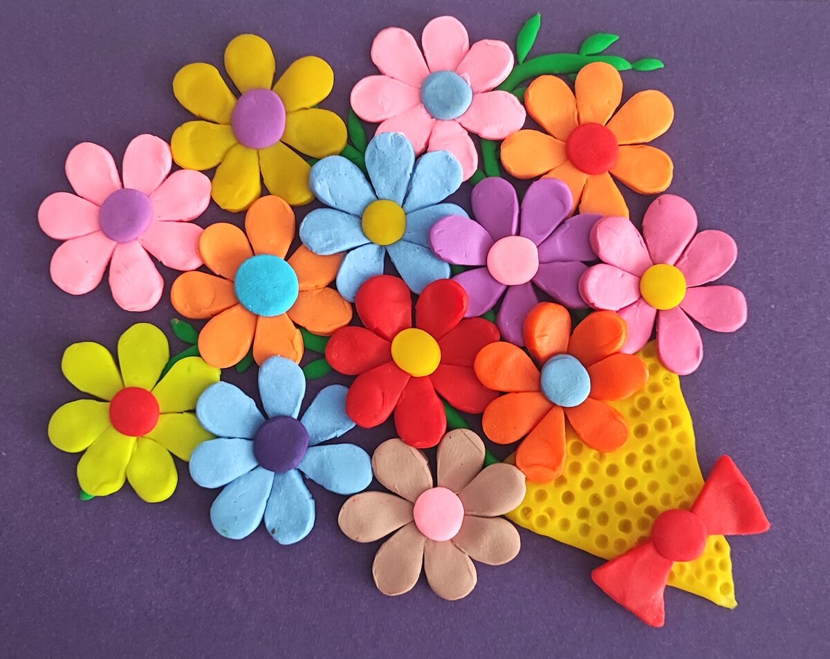 Готовый вариант аппликации из пластилина на цветном картоне Букет цветов на канале Лепим с Таней.