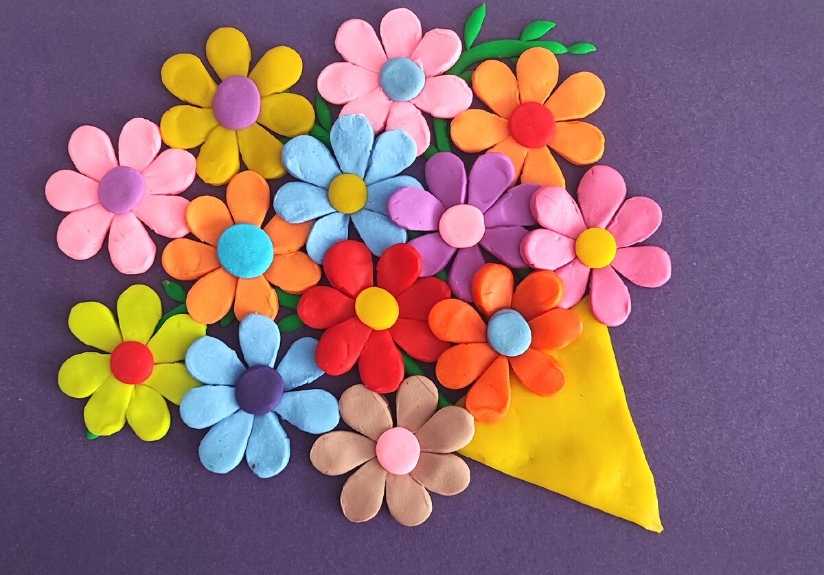 Цветы маме своими руками в детском саду. Цветы маме своими руками в детском саду. Объемная аппликация цветы. Поделки для мамы легкие. Цветы из бумаги для детей.