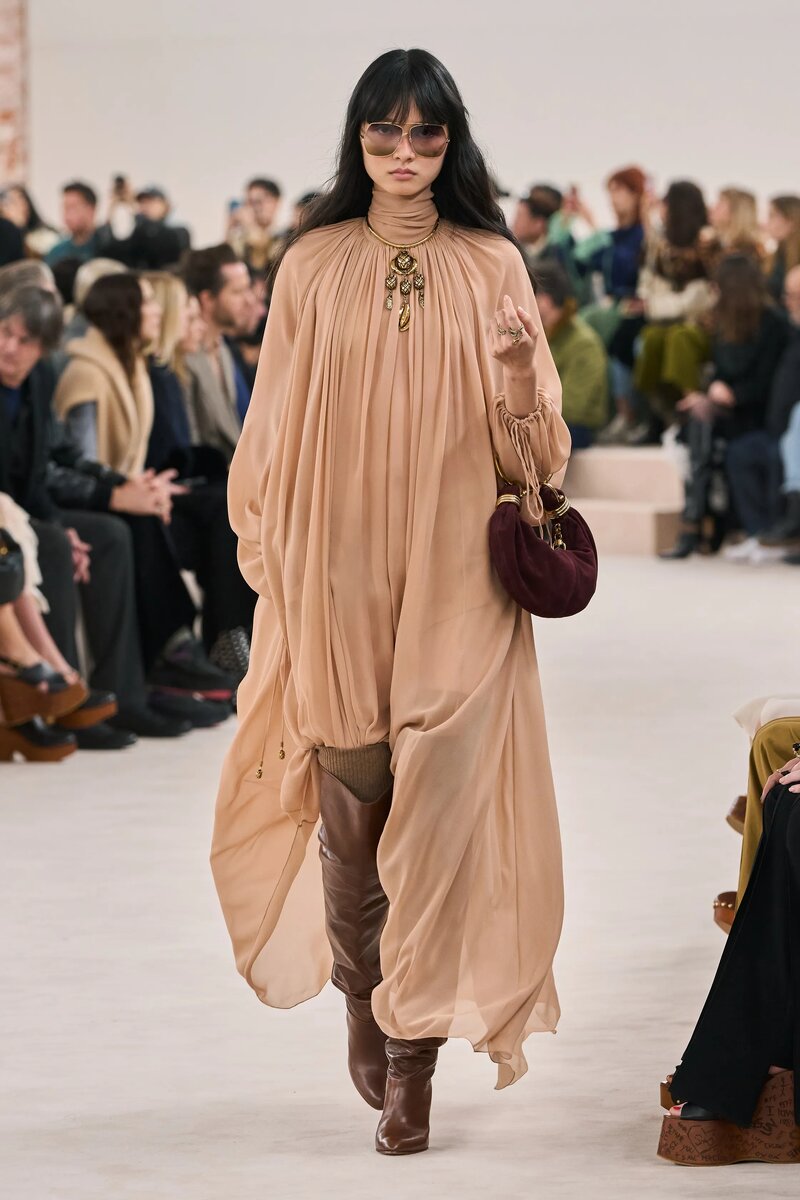 Неделя моды в Париже и самый женственный показ Chloé FW 2024 в стиле бохо |  CURLYHOUSE | Дзен