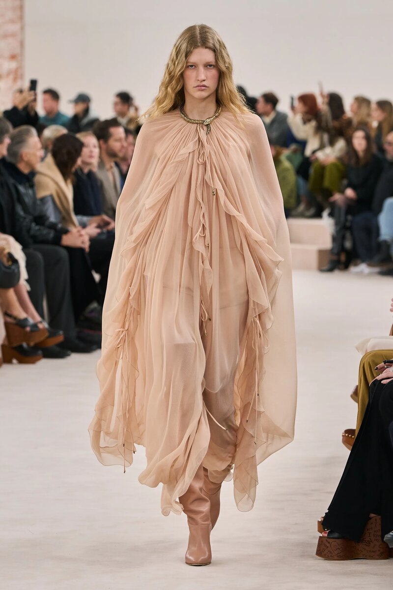 Неделя моды в Париже и самый женственный показ Chloé FW 2024 в стиле бохо |  CURLYHOUSE | Дзен