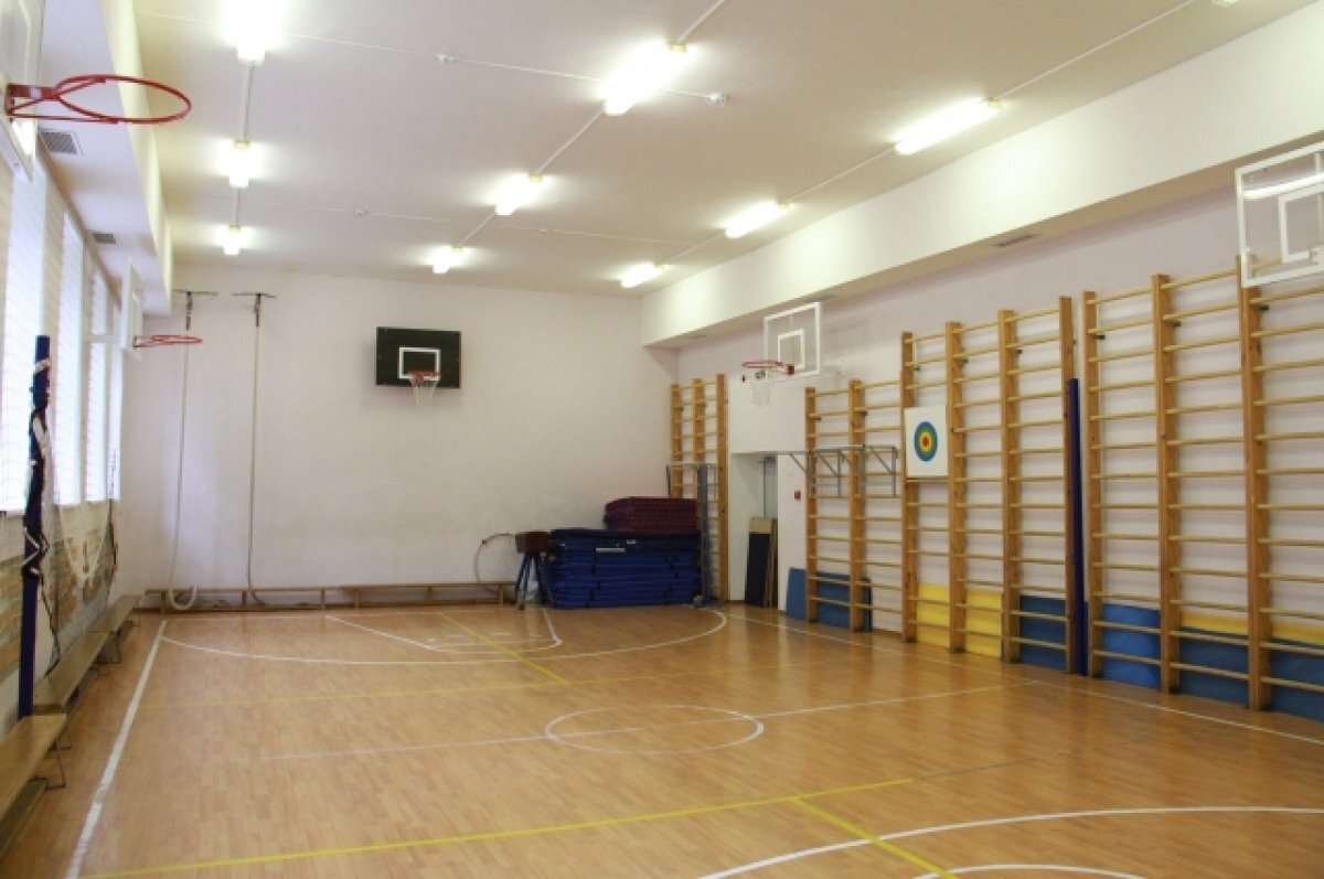    Душил из-за мяча.