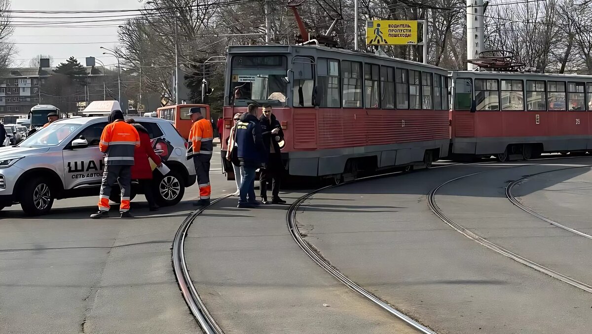     В редакцию KubanPress обратилась наша читательница Ксения и рассказала об аварии, которая произошла днем 5 марта рядом с Вишняковским сквером по улице Ставропольской.