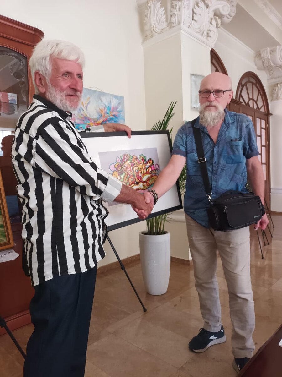 Евгений Нэтра дарит Абстрактную графику Абхазскому государственному университету. Принимает дар Анзор Сакания.