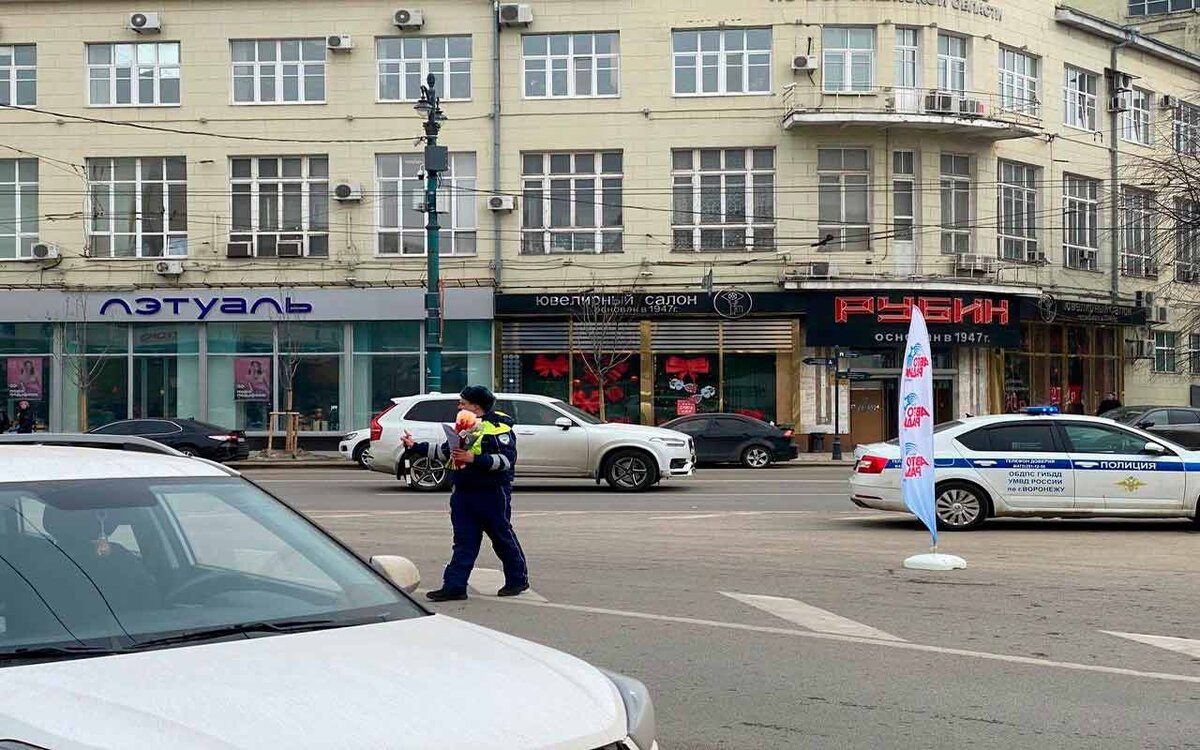 В центре Воронежа сотрудники ГИБДД дарили цветы автомобилисткам | Горком36  | Воронеж | Дзен