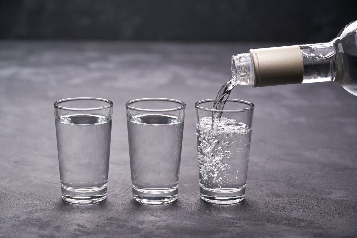 Рюмка водки на столе картинки