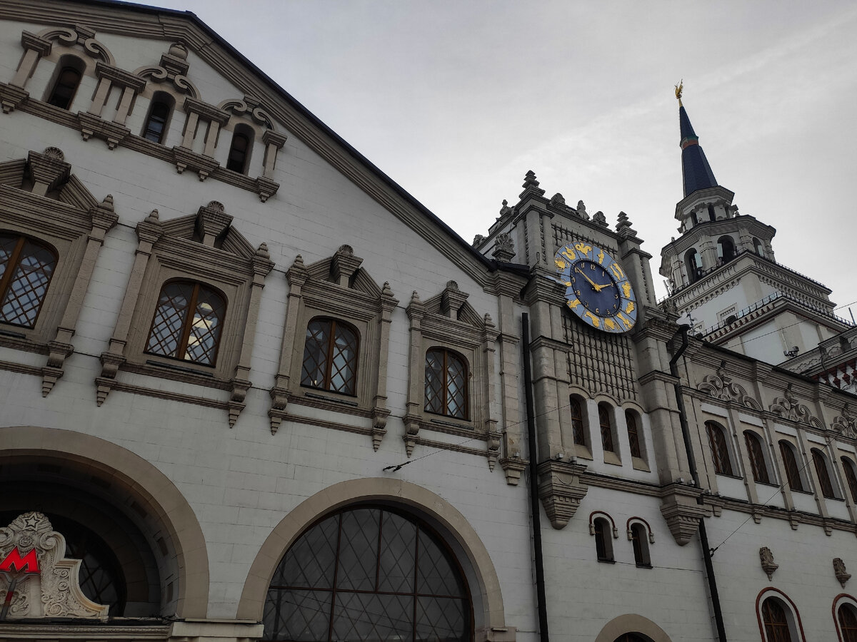 Казанский вокзал снаружи. Листайте галерею>>