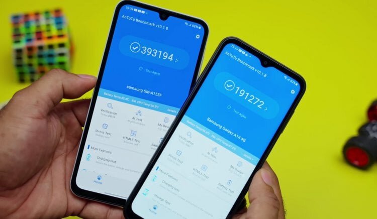    Многие смартфоны Samsung, включая Galaxy A15 (слева), работают на процессорах MediaTek. Фото: Oscarmini