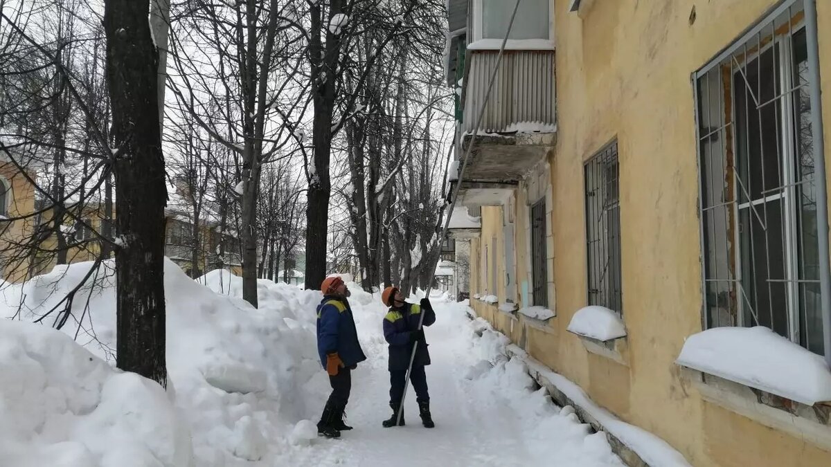     В Глазове комиссия еженедельно проводит контроль по своевременной расчистке кровель от снега и наледи.