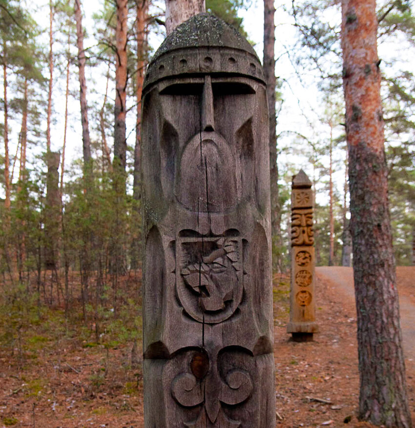  Это не Франция, но дорожки тоже проложены и полно тотемов. Этнокультурный парк «Сувар», Чебоксары