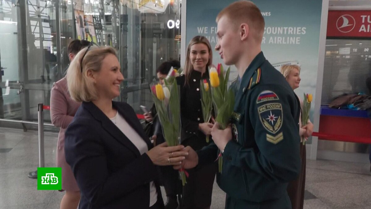 Сотрудники МЧС во Внуково поздравили женщин с наступающим 8 Марта | НТВ:  лучшее | Дзен