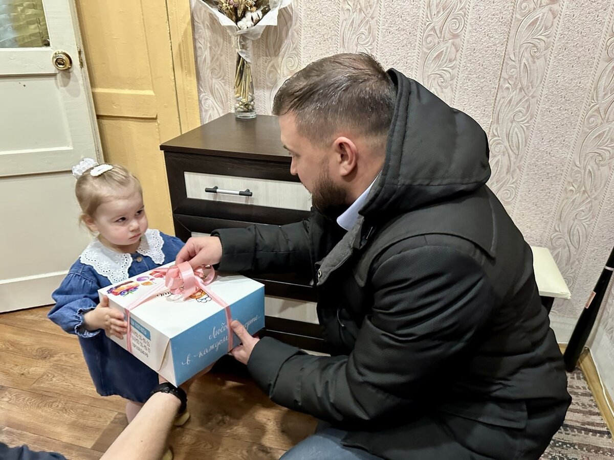    Маленькой курянке Софье, в честь которой назвали трамвай, подарили львёнка