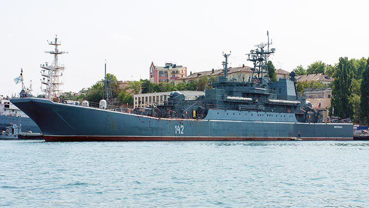 Корабль орск потоплен. Большой десантный корабль саратов бердянск. Бдк саратов севастополь. Затонувший корабль в бердянске. Бердянск большой десантный корабль орск.