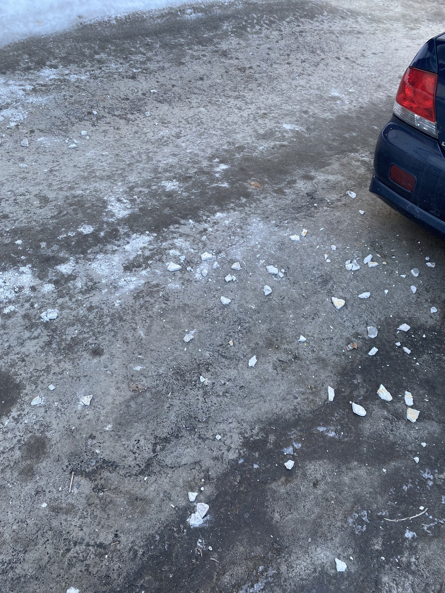    С дома в Петрозаводске падают куски кирпичей и штукатурка автор неизвестен, фото из группы "Подслушано в ПТЗ | Петрозаводск" во "ВКонтакте"