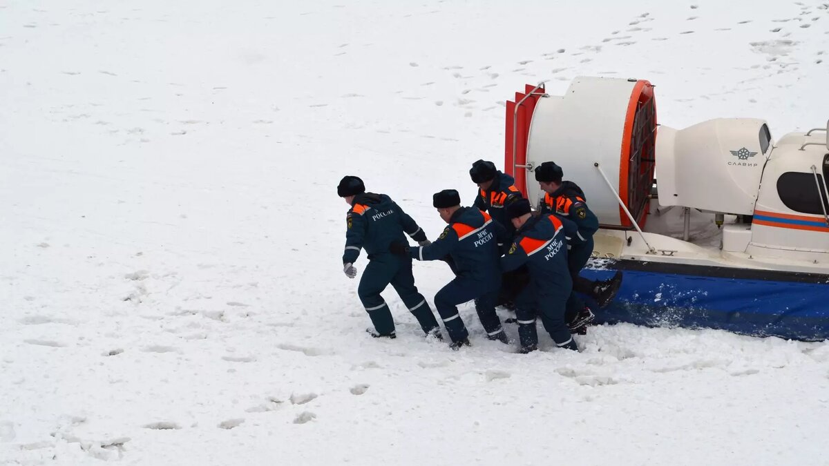     В Казани из-за резкого потепления на Ноксе поднялась вода. В поселке Вознесение затопило 46 домов и спасать пришлось 97 человек. Для этого вызвали снегоболотоход и вертолет. О том, как республика готовится к паводку, — в материале Inkazan.