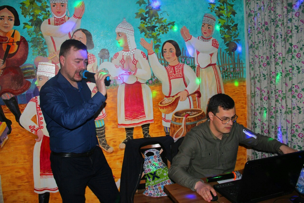 Серьезный ведущий и диджей Игорь