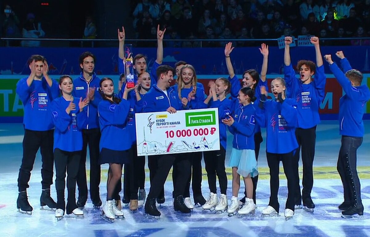 красно синее окрашивание волос. флаг россии белый голубой красный. девушка с голубыми волосами. синими белыми красными слушать. слова песни белый синий красный.