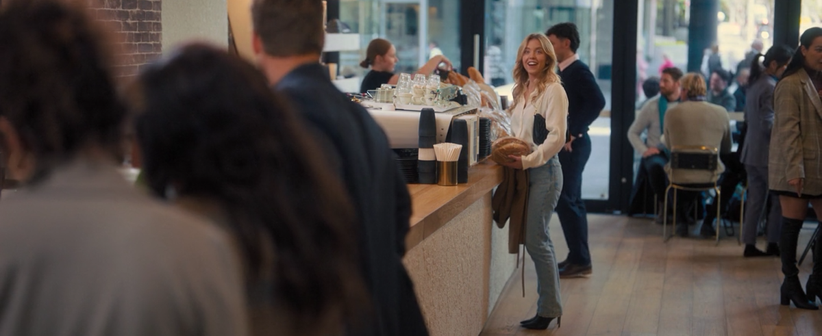 Бен (в исполнении Глена Пауэлла) и Би (в исполнении Сидни Суини). Знакомство в кофейне