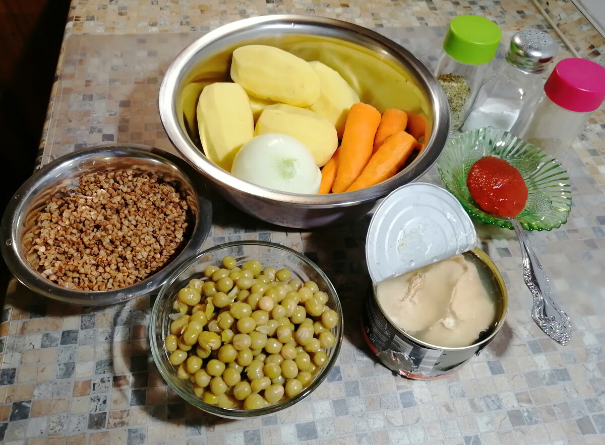 На фото незатейливый набор продуктов состоящий из растительных белков, овощей и консервированной рыбы.