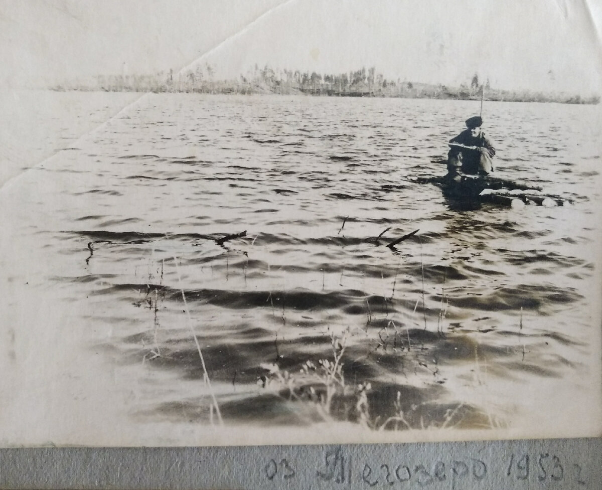 Вот так на плоту он рыбачил на Севере