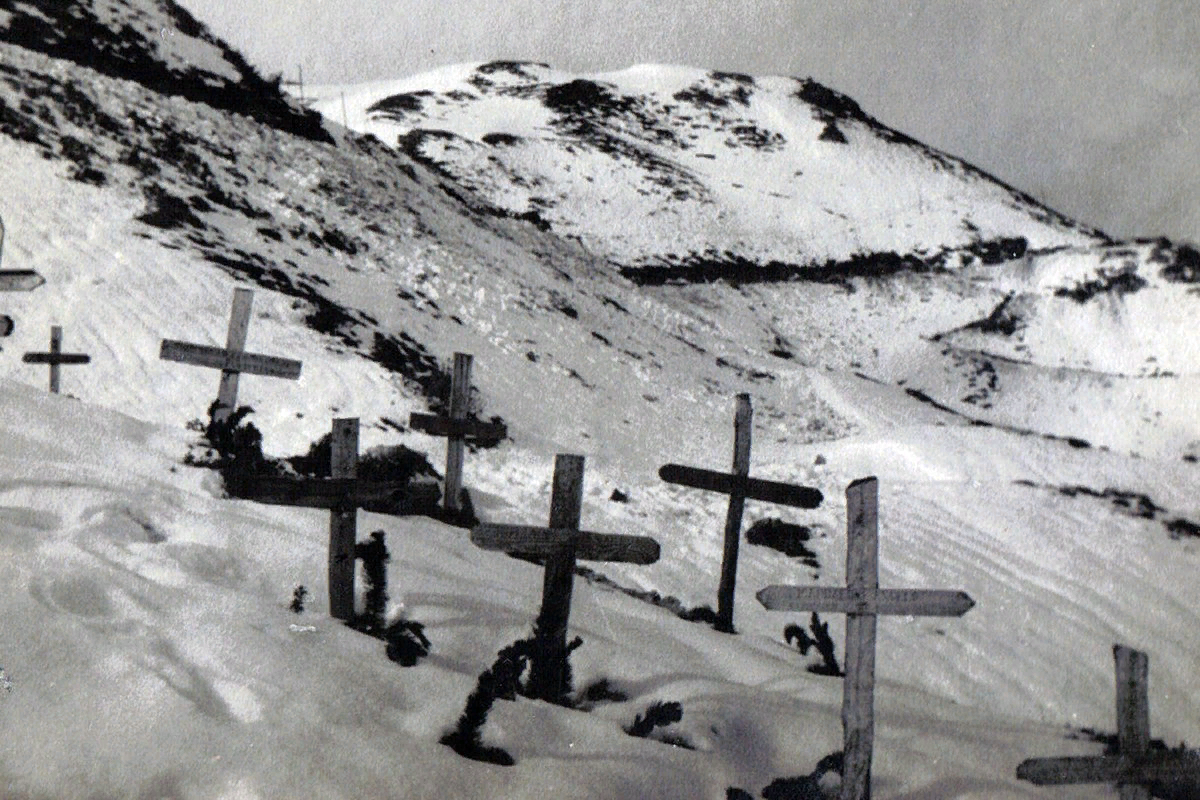 Только около 2000 человек было поднято из под снега и опознано