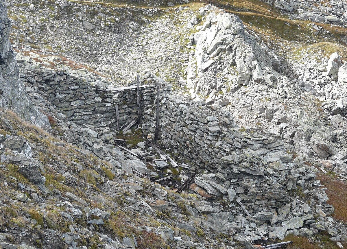 Остатки разрушенной лавиной австро-венгерского склада с оружием