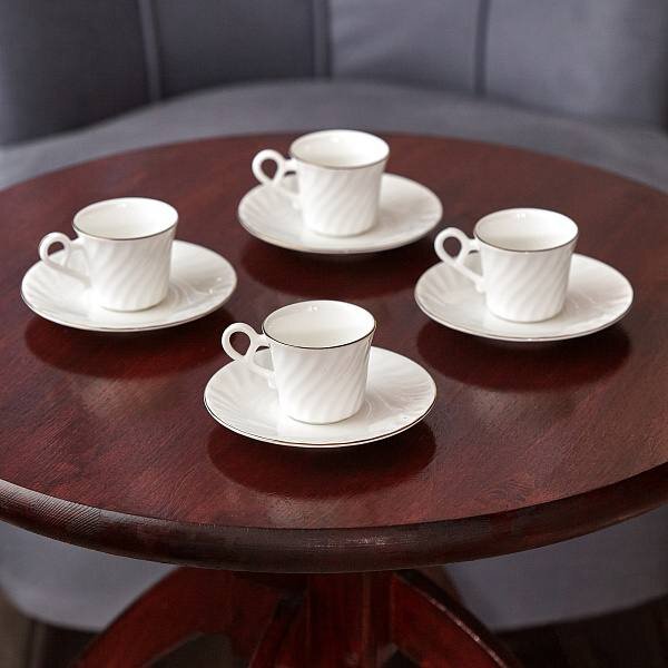 Сегодня мы расскажем чем лучше дополнить кофе 🧁 несколько традиций в разных странах 🤔

🇨🇴Колумбия. 
Традиционно, напиток дополняют пирогами из гуавы или моркови, сладостями с корицей, блинами, пшеничным, сырным или тыквенным хлебом.

🌍Страны Восточной Африки. 
Вкусовые предпочтения здесь зависят от достатка местных жителей. В крупных городах кофе дополняет сдобная выпечка. В африканских деревнях самое популярное угощение — мандази, или сладкий жареный хлеб.

🇻🇳Вьетнам. 
Вьетнамцы пьют его не только горячим, но и со льдом. Обязательно добавляют большое количество сгущенного молока или яичный желток.

🇵🇦Панама. 
Самые популярные продукты к кофе — сахар, сыр, пшеничный или кукурузный хлеб. В традициях этой страны обмакивать кусочки еды в напиток.

🇮🇹Италия. 
Жители этой страны начинают свой день с кофе, разведенного молоком. Латте макиато или капучино итальянцы позволяют себе строго до обеда. Дополняют булочками бриошь или бутербродами панини.

А с чем пьете кофе вы?😇

⭐️На фото: Сервиз кофейный на 4 персоны Magia Gusto Magia Gold 8 предметов
арт: DMH-201229 - 3590₽