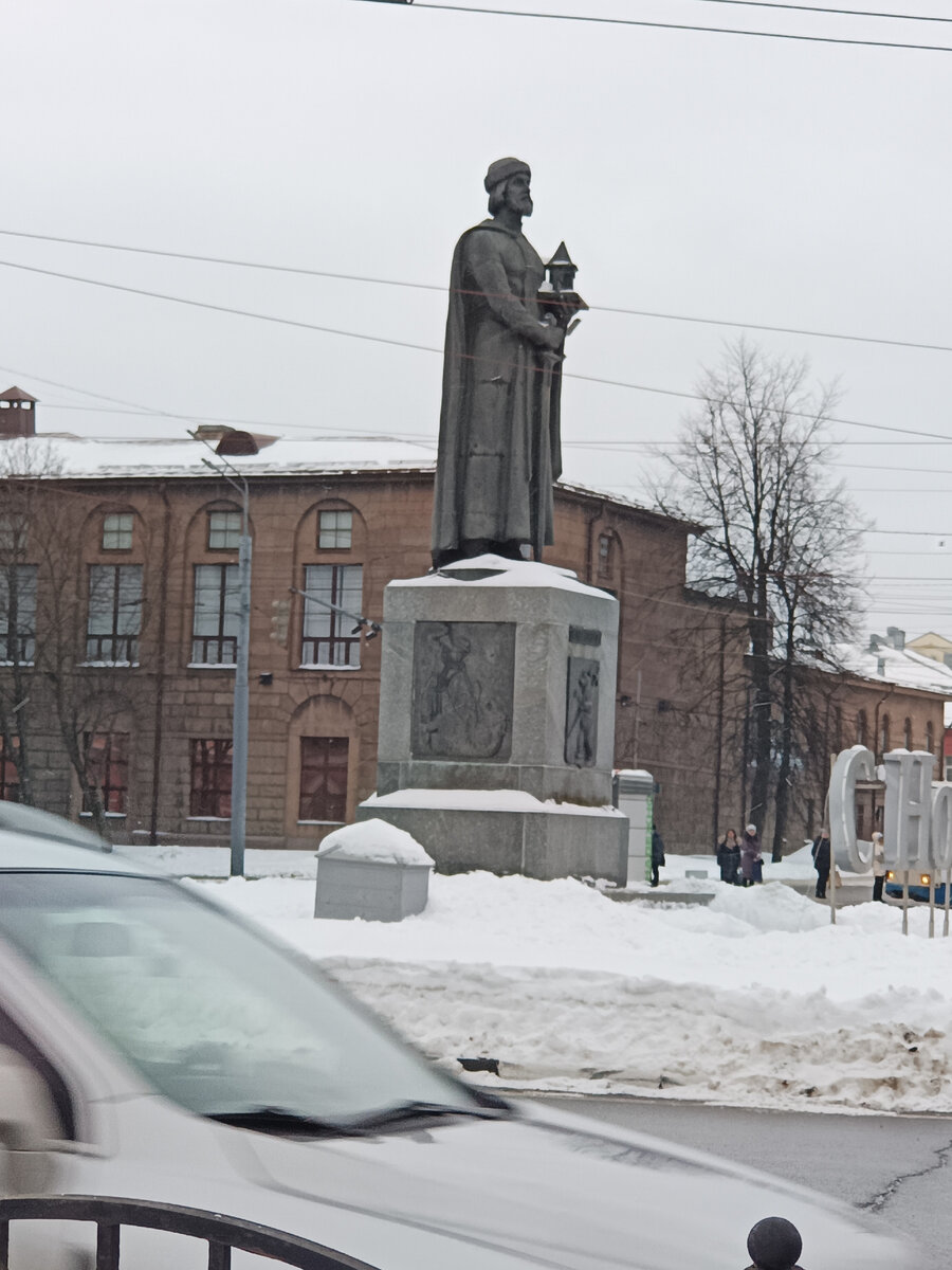 Памятник князю Ярославу, именуемый в народе "мужик с тортом"