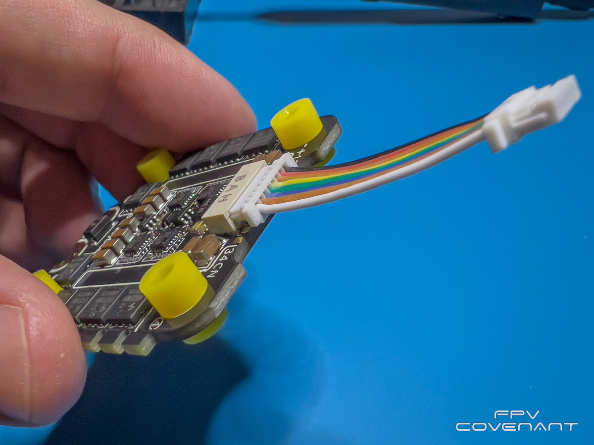 Уcтанавливаем короткий шлейф в разъем регулятора оборотов (ESC)