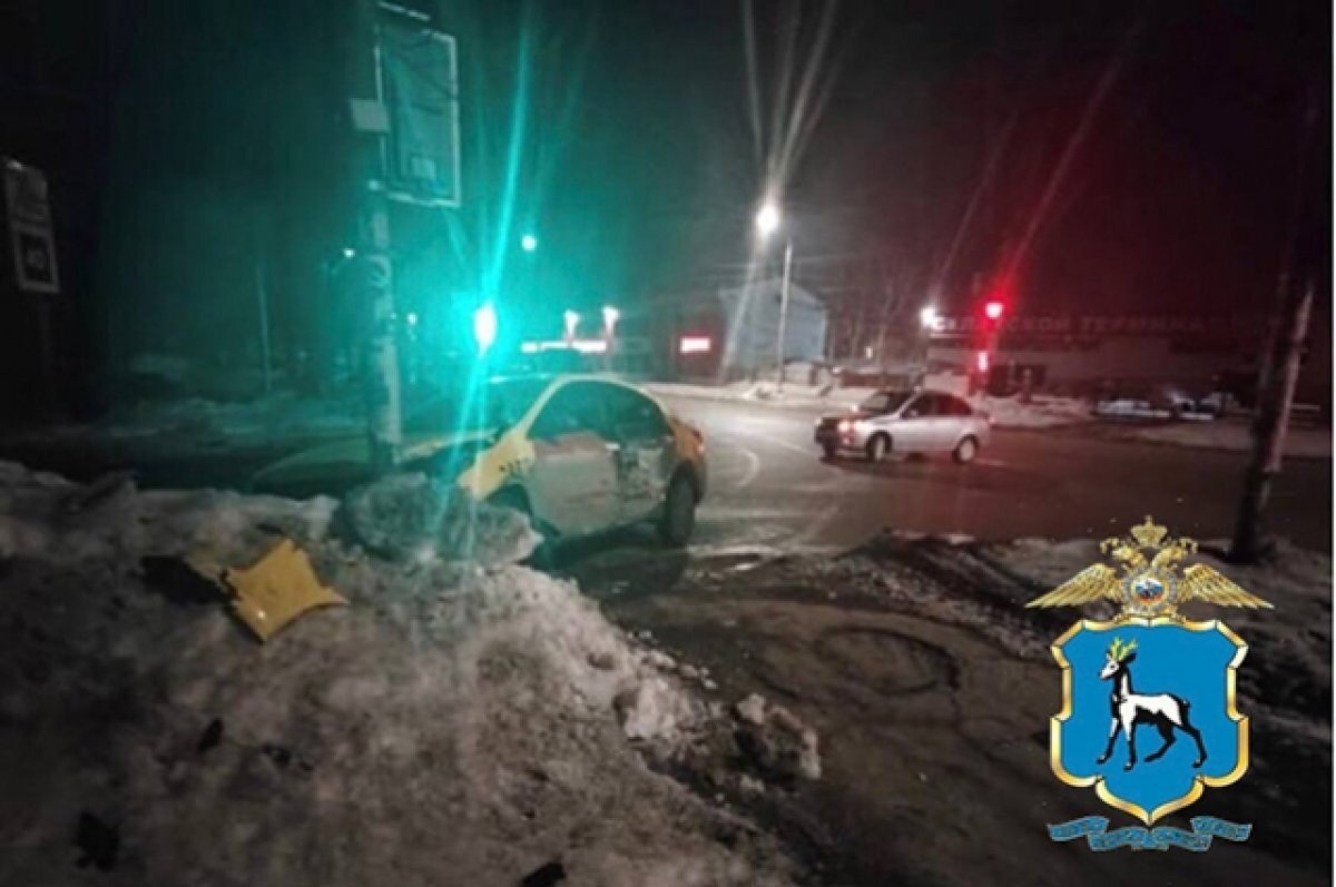    В Самаре после столкновения с «Грантой» такси врезалась в столб