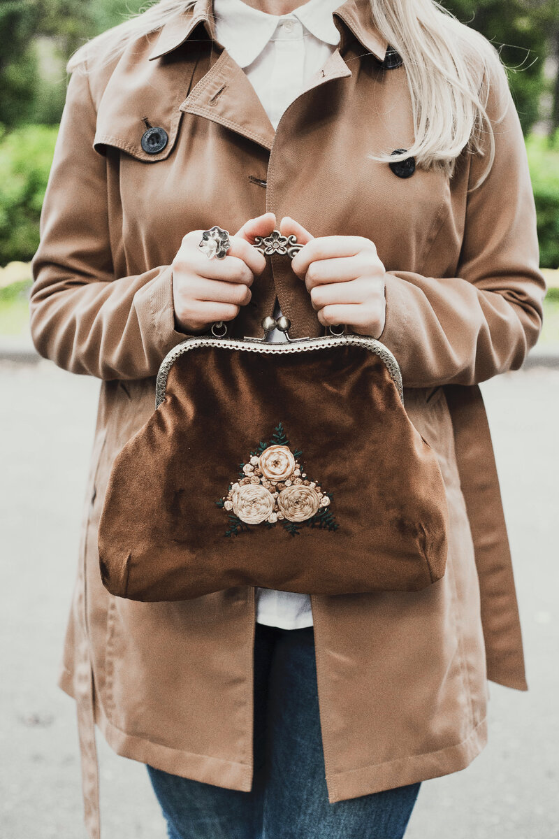 Первая сшитая сумочка живет у Ани, она не продается! Вышивка на бархате с винтажным оттенком 