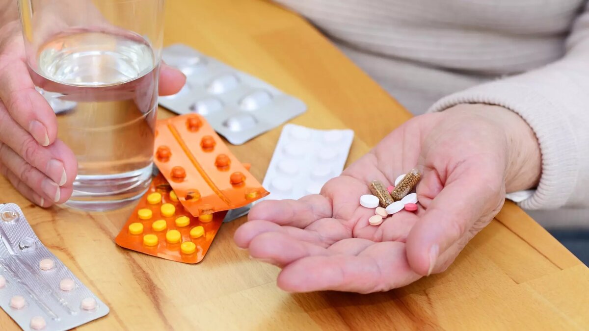     Россияне установили своего рода рекорд по покупке антидепрессантов. Их продажи за 2023 год и начало нынешнего намного превзошли показатели предыдущих лет. Одновременно выросло число психических расстройств. С чем это связано и как сохранить психическое здоровье и самообладание?