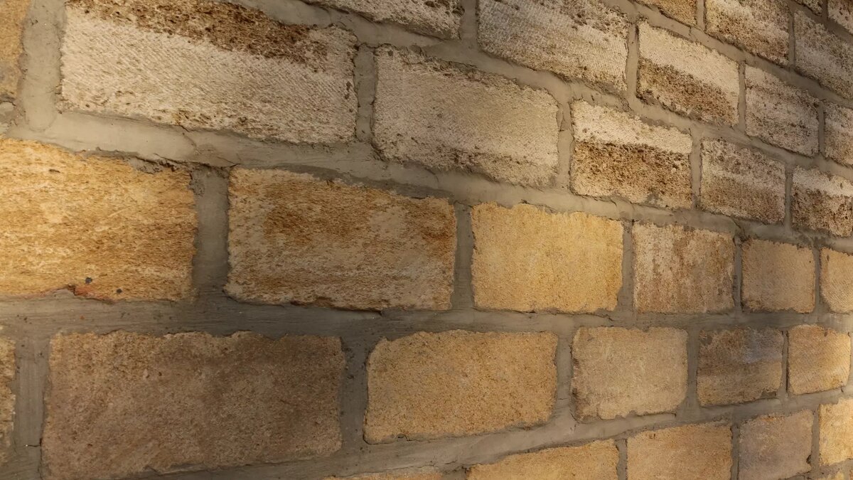     Жители рассказывают об опасных предметах, которые сыпятся с одного из домов в самом центре карельской столицы в соцсетях.