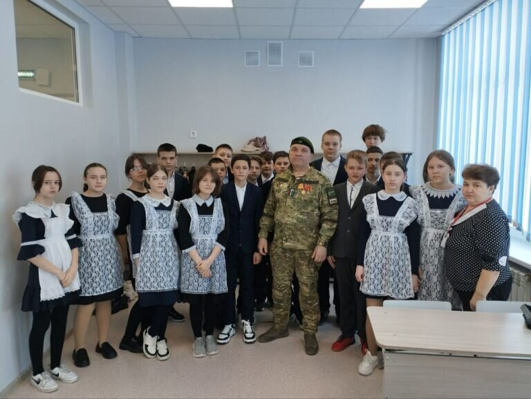    О Родине и письмах. Боец СВО Александр Морозов встретился с курманаевскими школьниками Марина Шарт