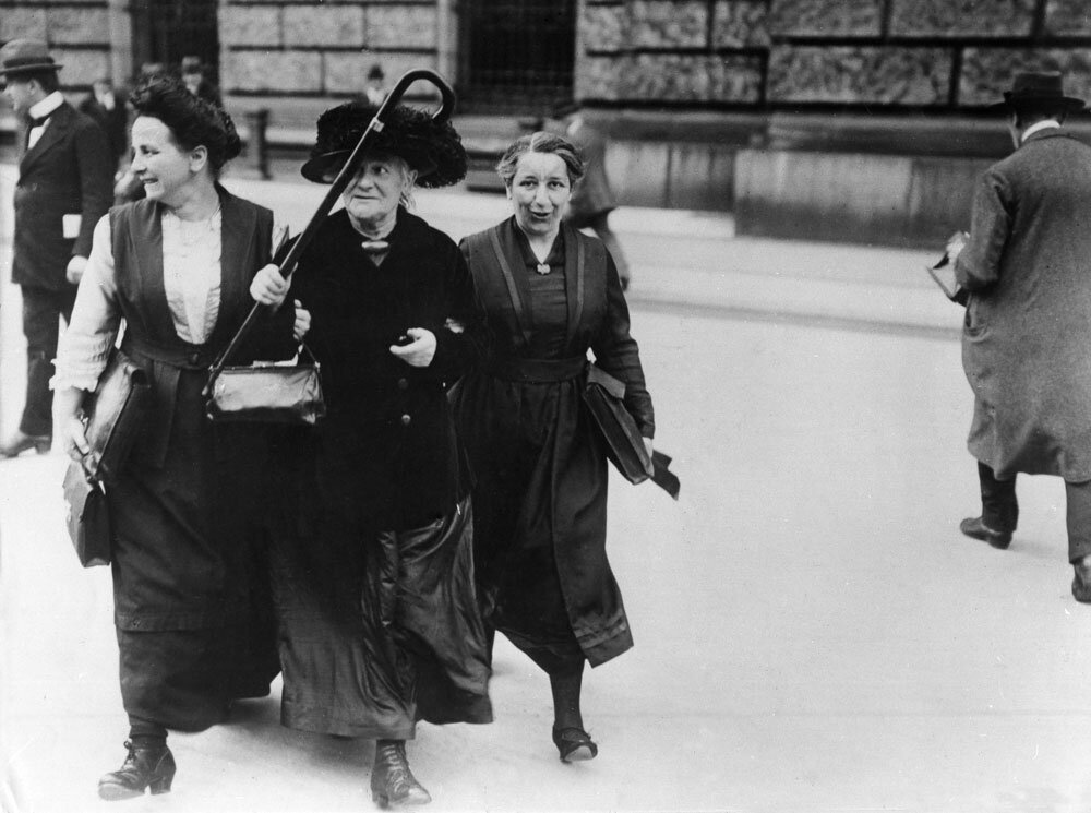 ..немецкие суфражистки. Клара посередине