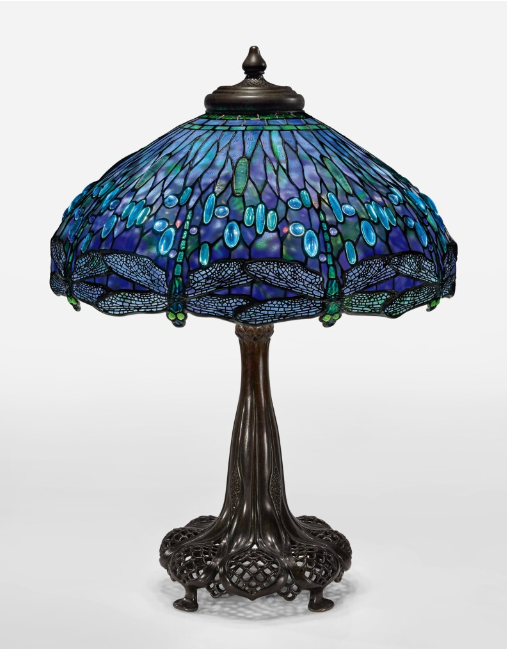 Одна из самых знаменитых ламп Тиффани со стрекозами на абажуре.