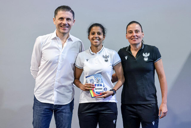    Карина Афанасьева с главой департамента судейства РФС Милорадом Мажичем и Анастасией Пустовойтовой, первым российским рефери, судившей финал Лиги Чемпионов