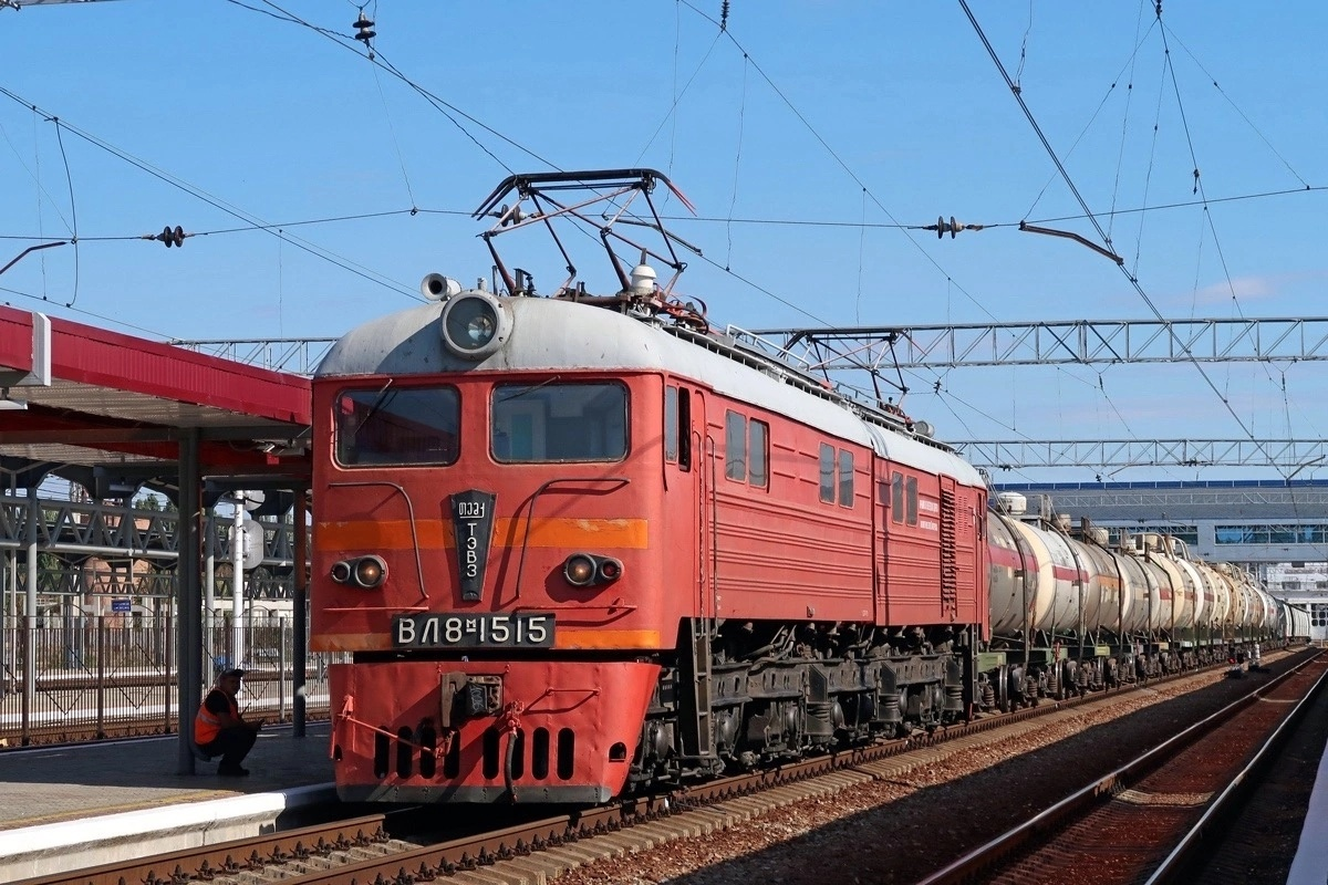 Электровоз ВЛ8М-1515 с грузовым составом уже в корпоративной окраске Крымской железной дороги, фото с сайта https://trainpix.org/, автор Smavs