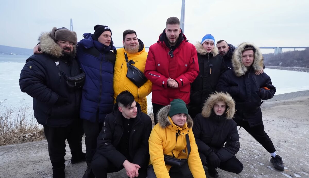 Блогер Никитос с друзьями и подписчиками. Фото: Кадр из видео YouTube-канал Никитос